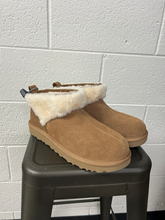 Load image into Gallery viewer, Uggs Boots Womens 10
