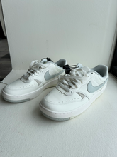 Load image into Gallery viewer, Nike Womens Athletic Shoes Womens 8.5
