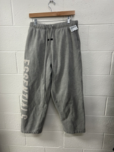 Load image into Gallery viewer, Essentials Pants Size Small

