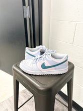 Load image into Gallery viewer, Nike Womens Athletic Shoes Womens 8
