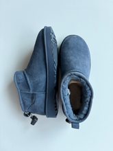 Load image into Gallery viewer, Uggs Boots Womens 9
