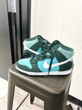 Load image into Gallery viewer, Nike Casual Shoes Womens 8
