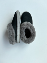 Load image into Gallery viewer, Uggs Boots Womens 8
